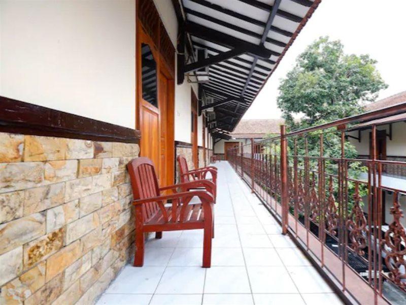 SPOT ON 2011 Hotel Mekar Sari Solo Exterior foto