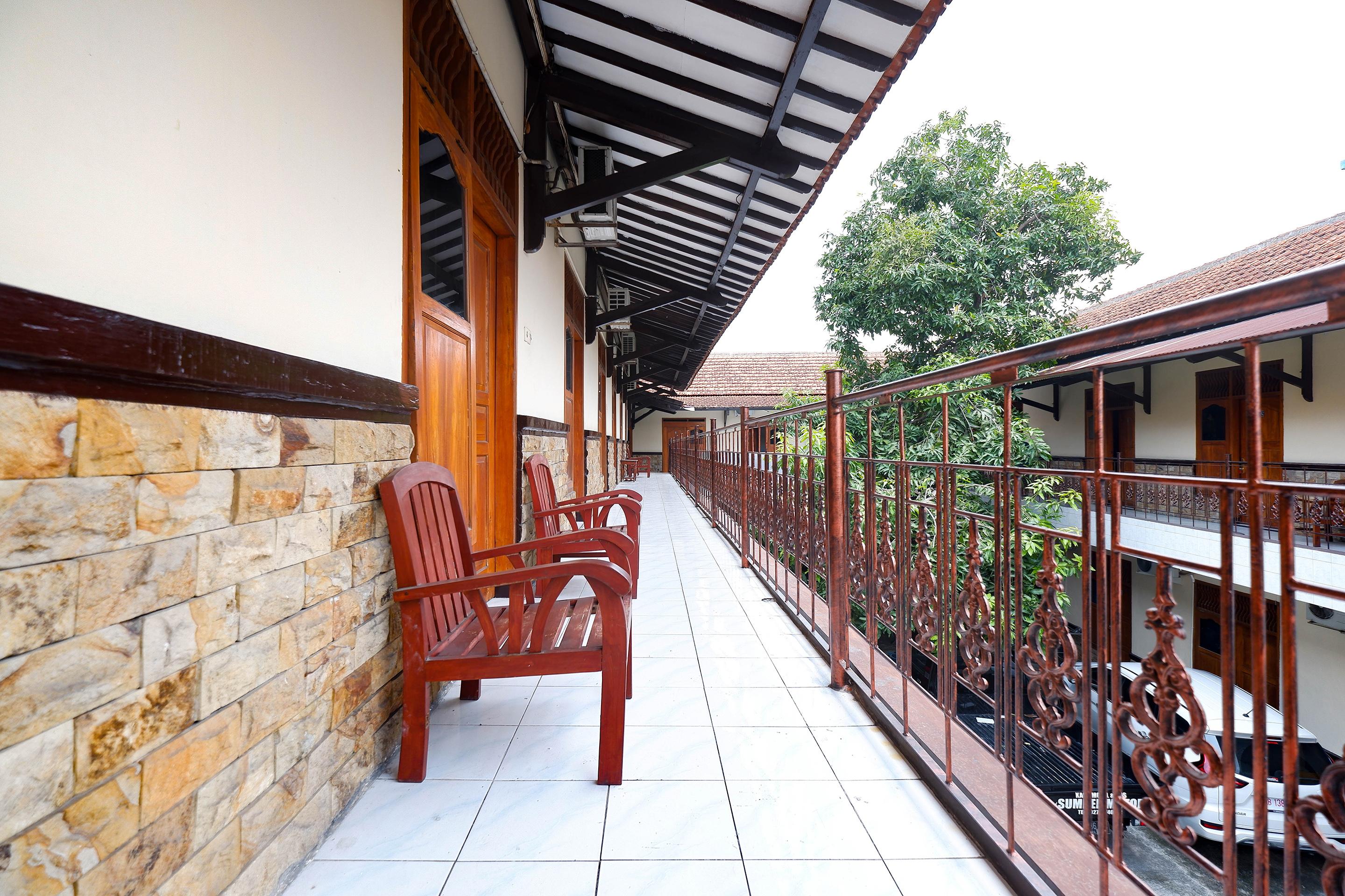 SPOT ON 2011 Hotel Mekar Sari Solo Exterior foto