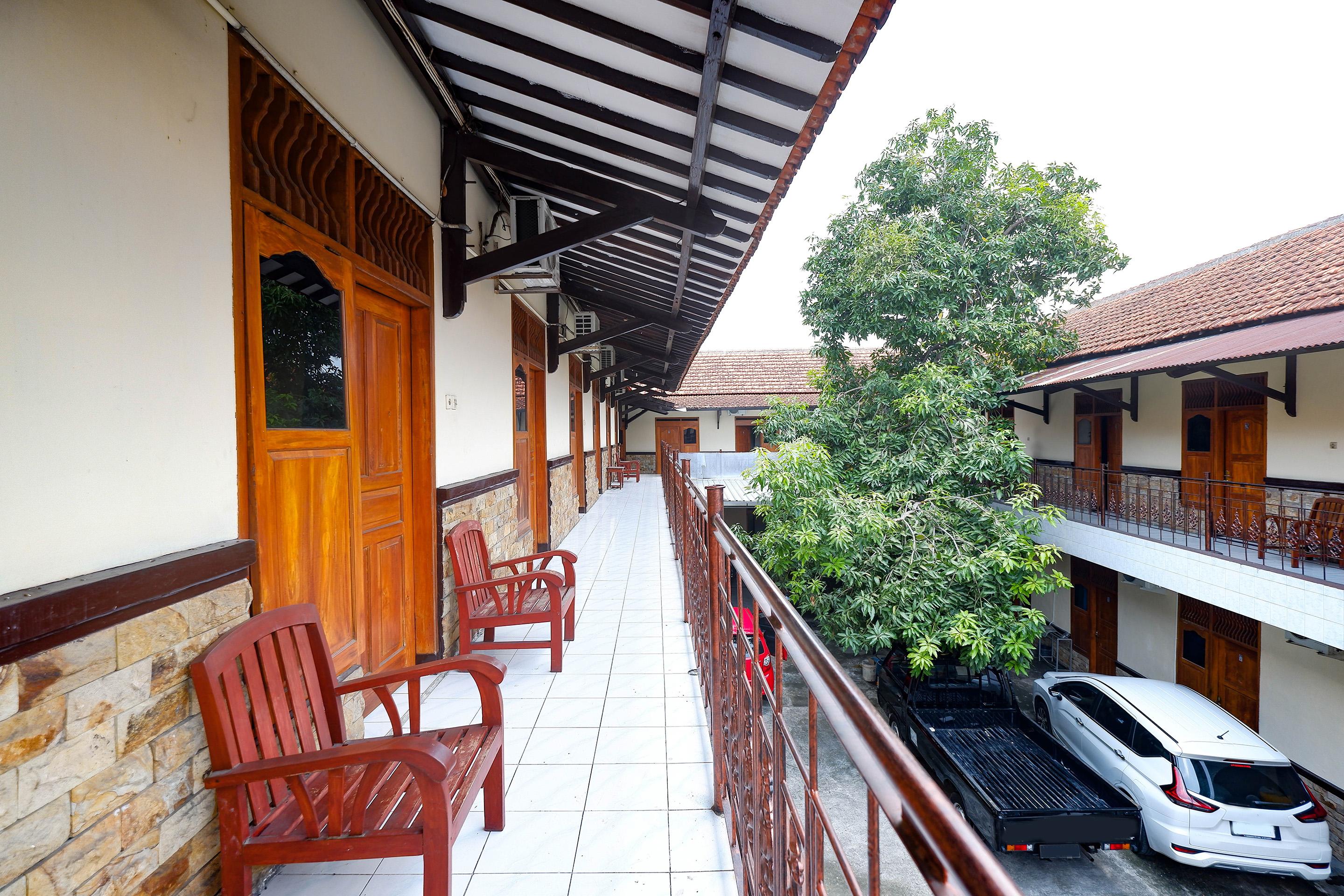 SPOT ON 2011 Hotel Mekar Sari Solo Exterior foto
